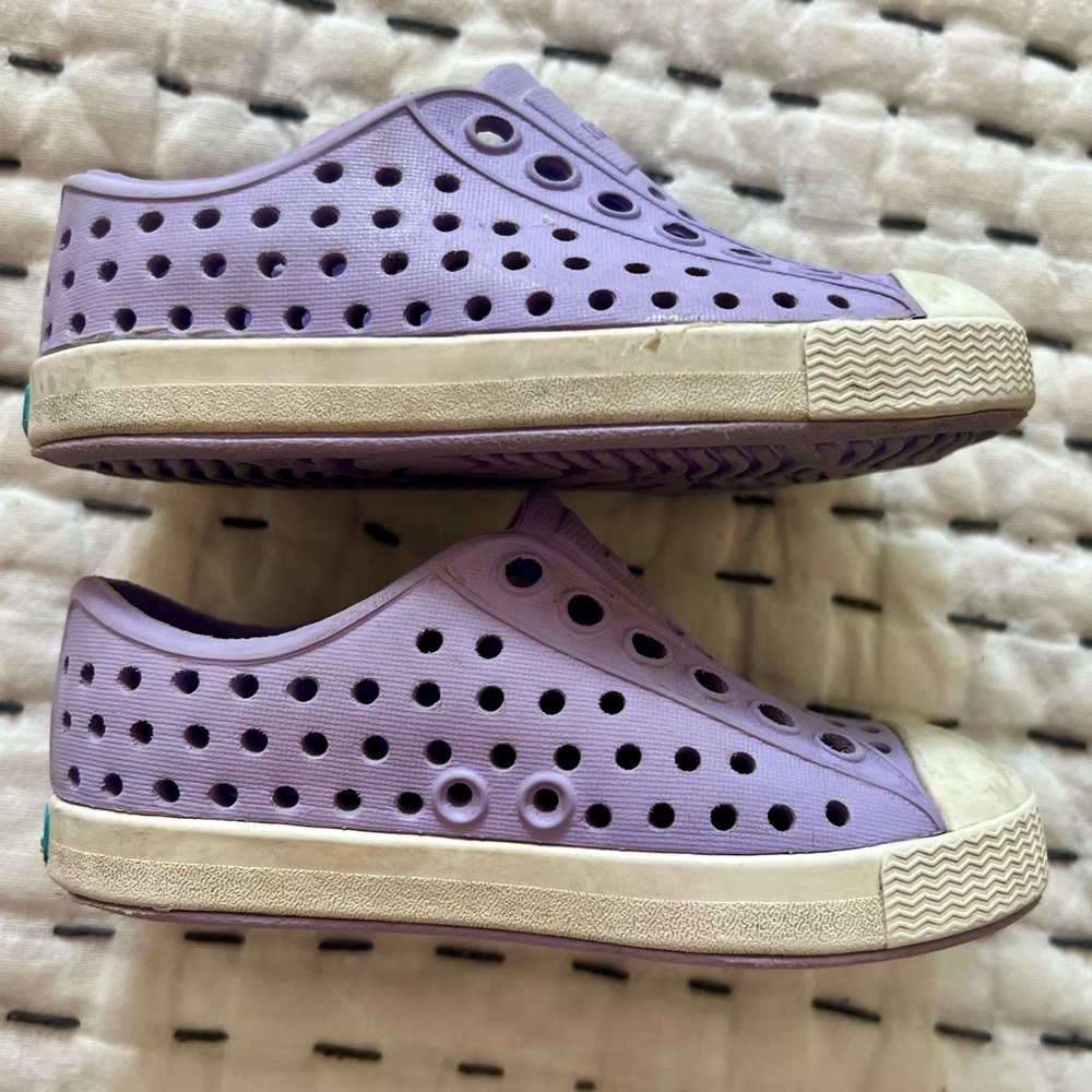 GENTLY WORN! Native Jefferson - Jiffy Purple/ White Shell